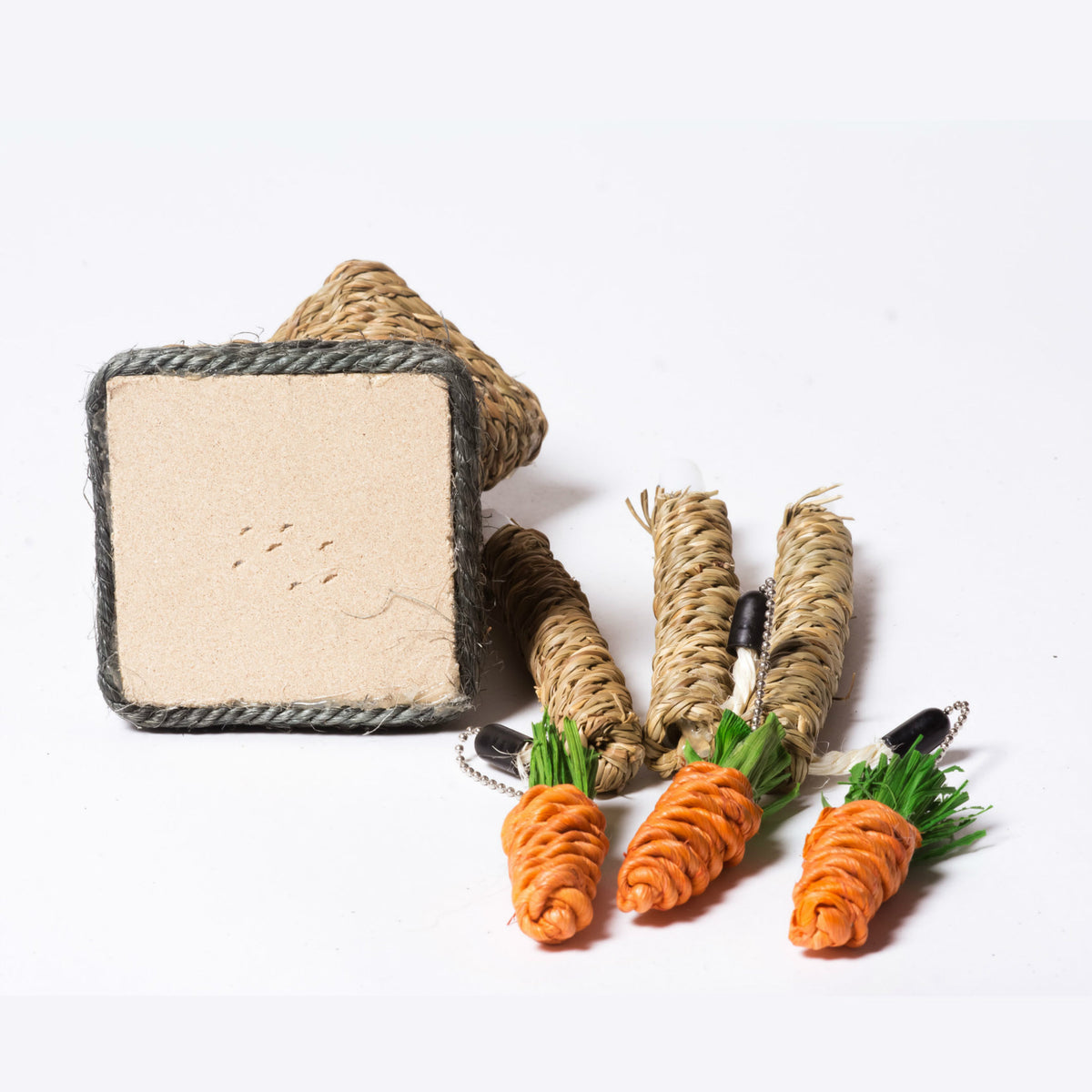 The Carrot Scratcher – Small scratching tree for kittens